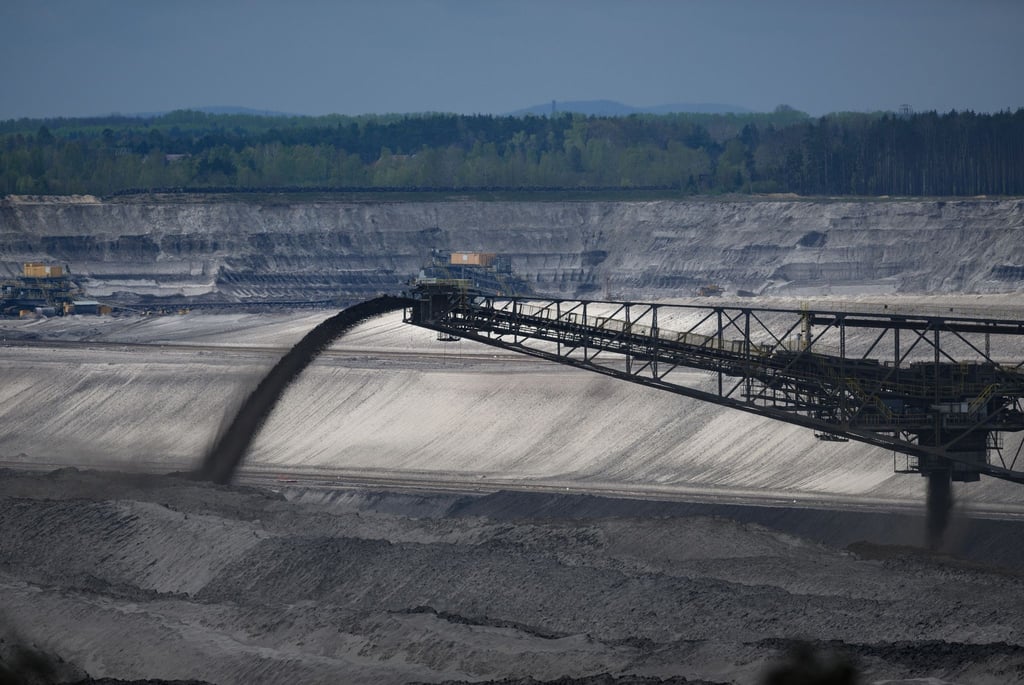 Die Abraumförderbrücke F60 transportiert im Tagebau Nochten den Abraum auf die Kippe.