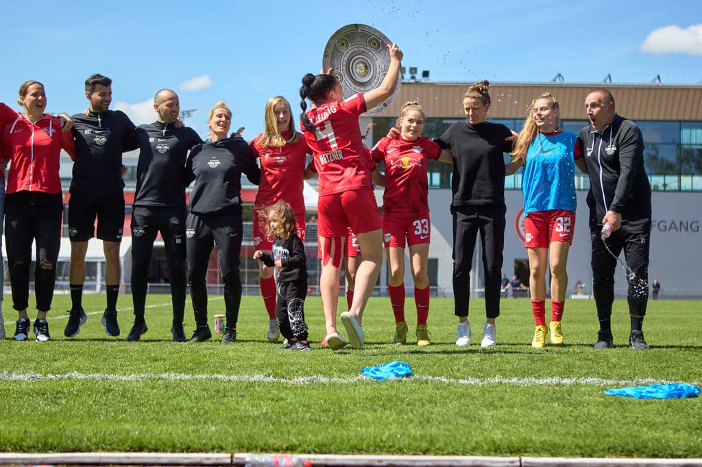 Die Frauen mit einer Trophäe aus Papier.