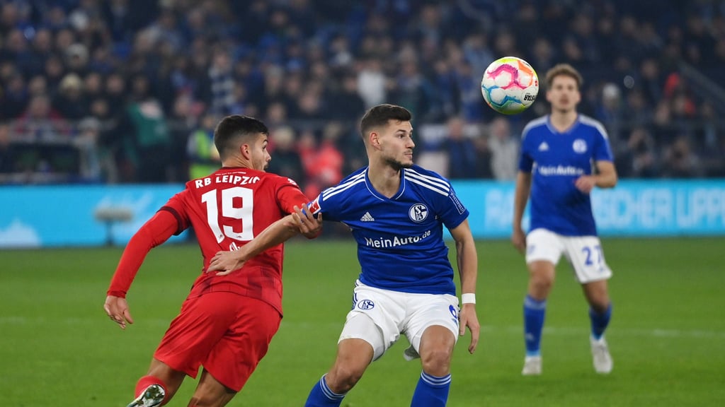 Tom Krauß (vorne) spielt heute für Schalke statt für RB Leipzig.
