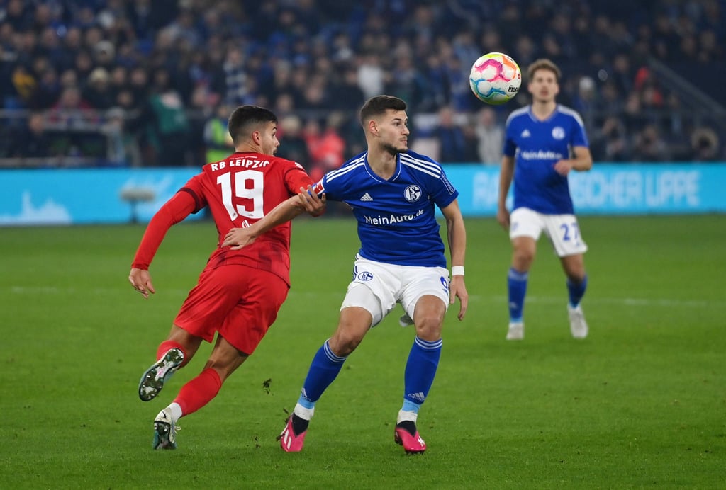 Tom Krauß (vorne) spielt heute für Schalke statt für RB Leipzig.
