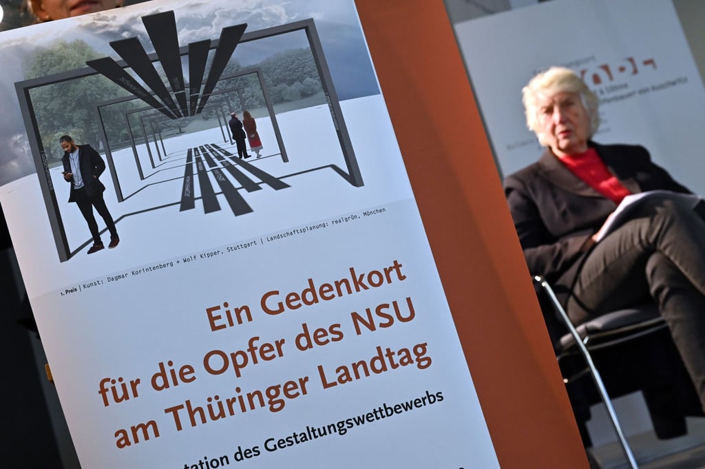 Barbara John, Ombudsfrau der Bundesregierung für die Opfer des NSU, sitzt neben einer Darstellung des Siegerentwurfs vom Wettbewerb für einen Erinnerungsort für die NSU-Opfer.