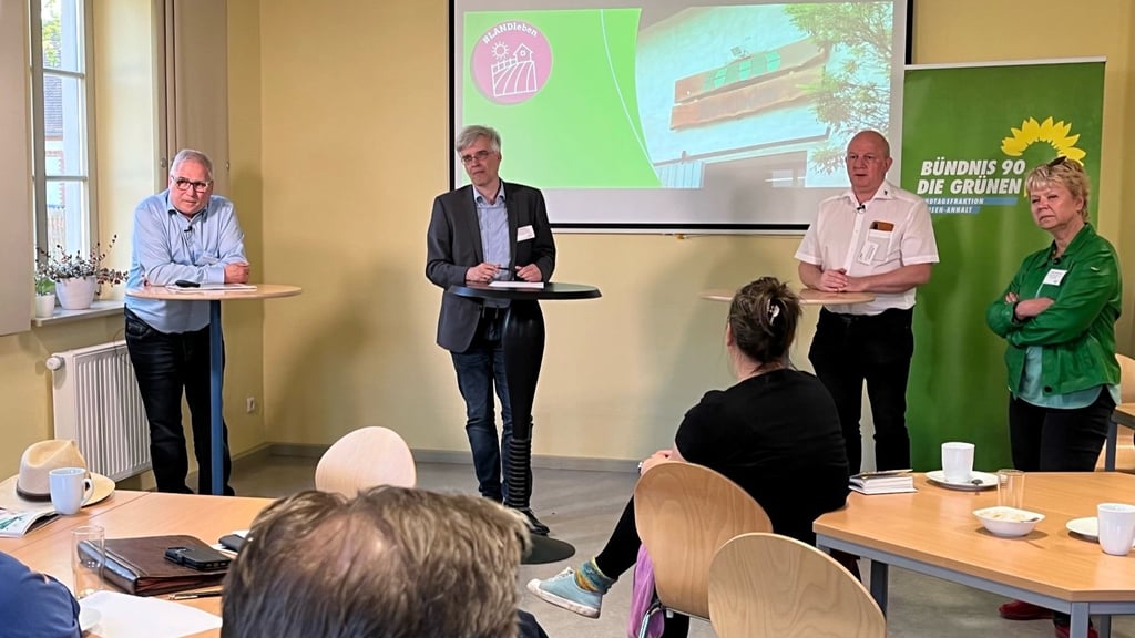 Experten und Landtags-Grüne diskutierten mit Besuchern im Mosigkauer Bürgerhaus über Dorfläden.