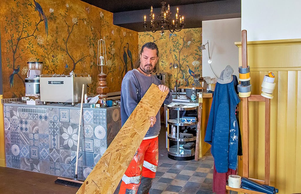 Holger Schleich fühlt sich in der Küche am wohlsten, stemmt aber auch die meisten Umbauarbeiten selbst.