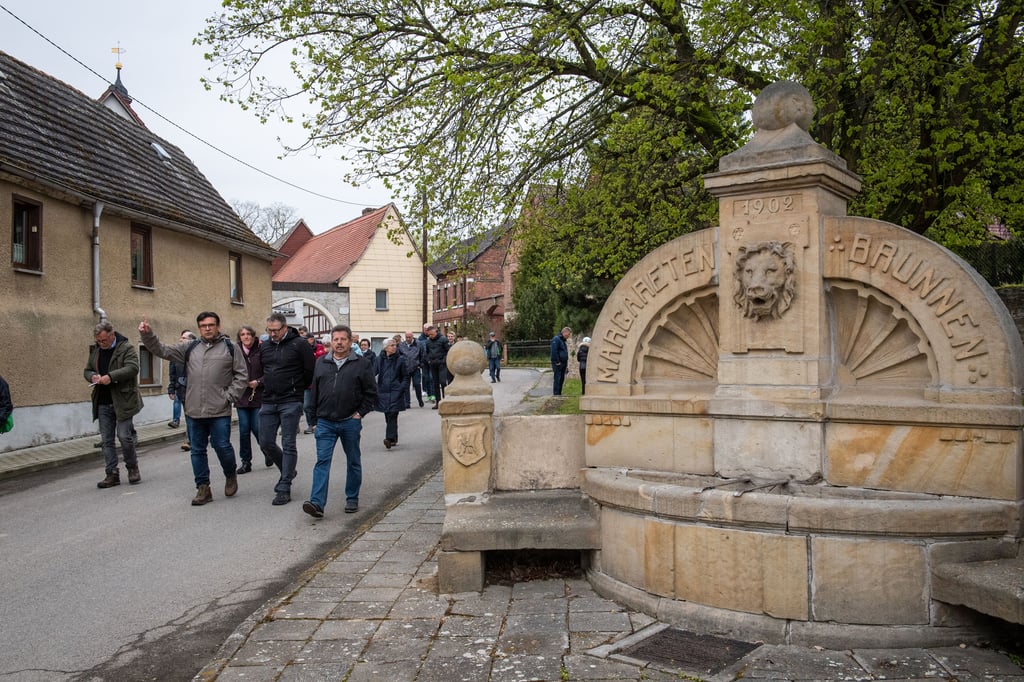 Schöner Brunnen, nicht mehr zeitgemäßes Pflaster: Dorfrundgang des Naumburger Oberbürgermeisters Armin Müller (CDU, 2.v.l.) in Tultewitz, hier im Gespräch mit dem Heimatvereinsvorsitzenden Robert Strohbach.