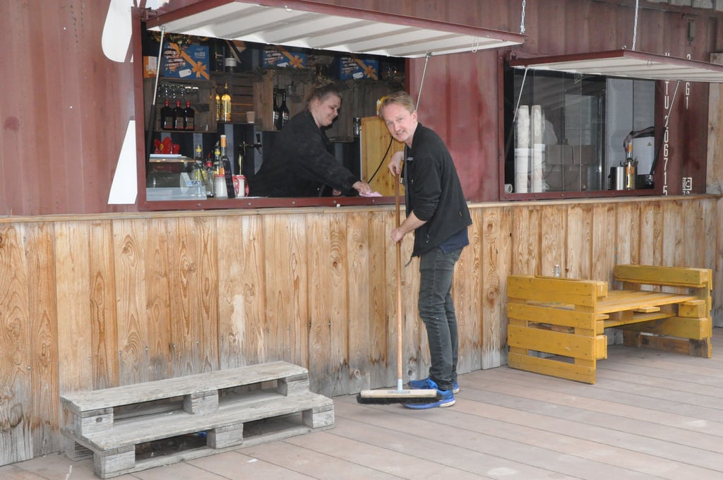 Emanuel Conrady und Mitarbeiterin Rike beim Frühjahrsputz.