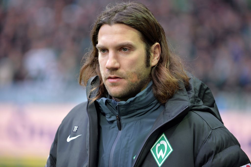 Torsten Frings, damaliger Co-Trainer von Werder, steht im Stadion.