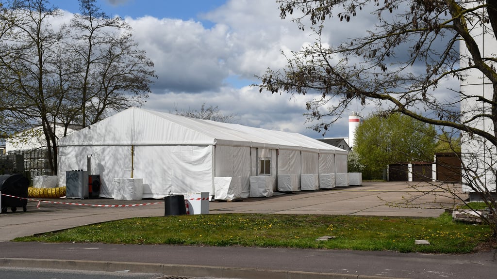 Dieses Zelt ließ die Magdeburger Stadtverwaltung im Stadtteil Industriehafen zur Unterbringung von Asylbewerbern aufbauen.