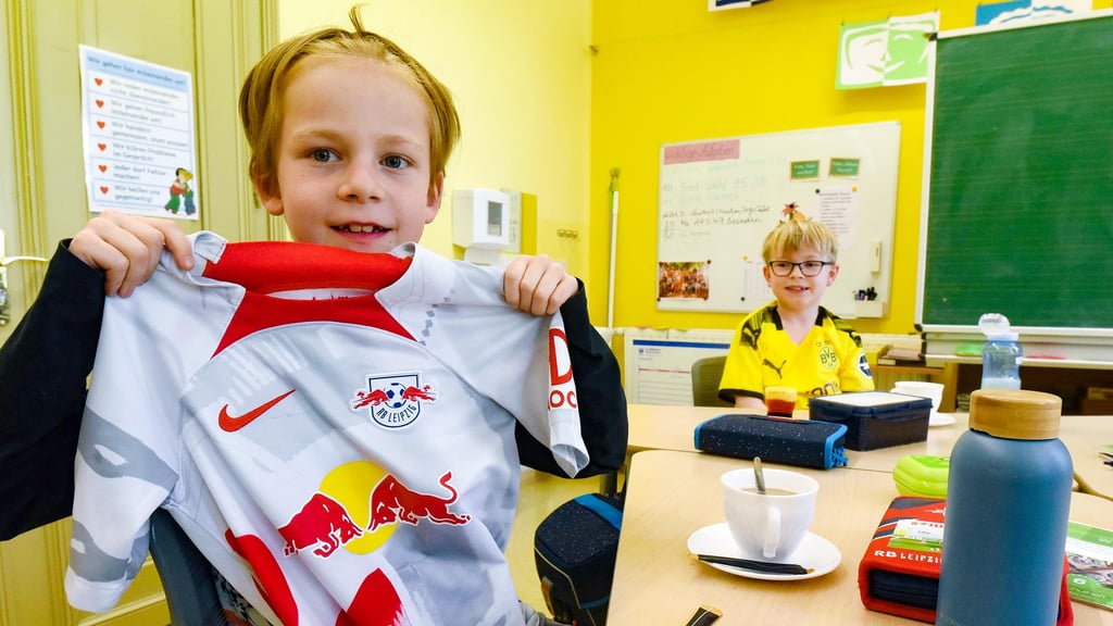 Stolz präsentiert Gustav Röse das Trikot von RB Leipzig. Der Zweitklässler war Einlaufjunge bei einem Spiel von RB.