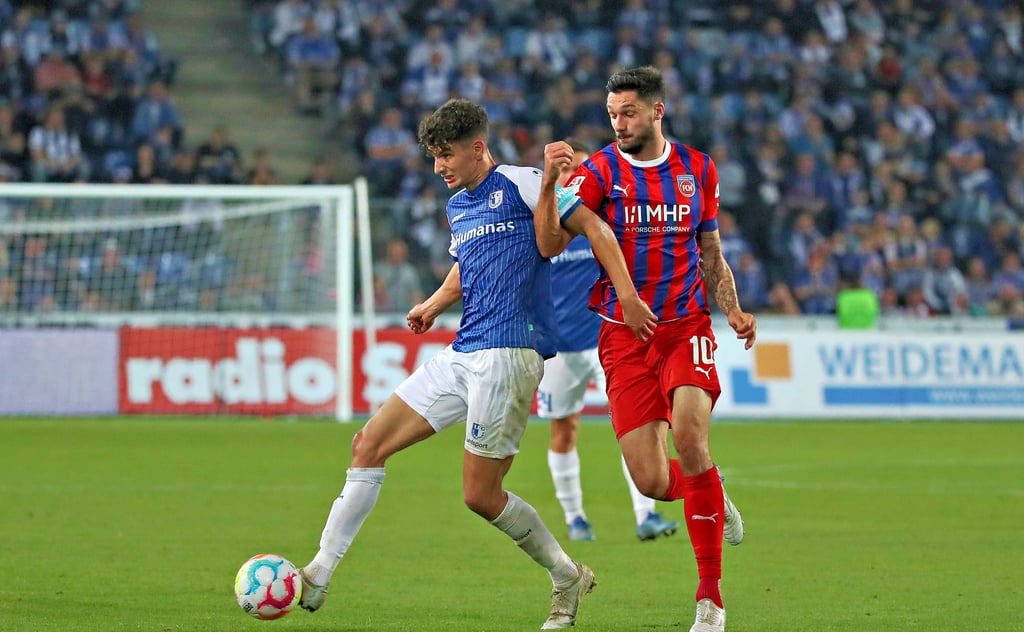 Trennten sich im vergangenen Oktober im Zweitliga-Hinspiel in der MDCC-Arena 1:1: Daniel Elfadli vom 1. FC Magdeburg (l.) und Tim Kleindienst (1. FC Heidenheim).