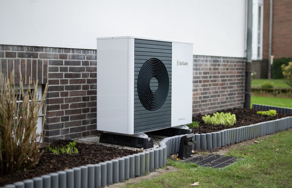 Deutschlands größter Immobilienkonzern Vonovia kann in vielen Fällen bereits installierte Wärmepumpen nicht in Betrieb nehmen, weil sie noch nicht angeschlossen werden konnten.