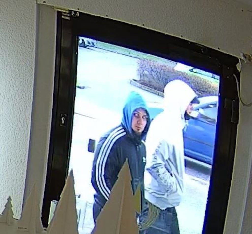 Der zweite Täter beim Auskundschaften des Geschäfts in Gommern.