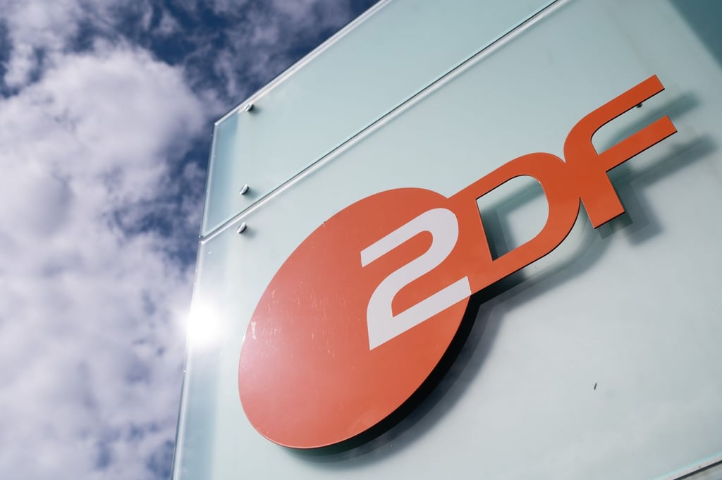Logo des ZDF am Sendezentrum des Zweiten Deutschen Fernsehens.