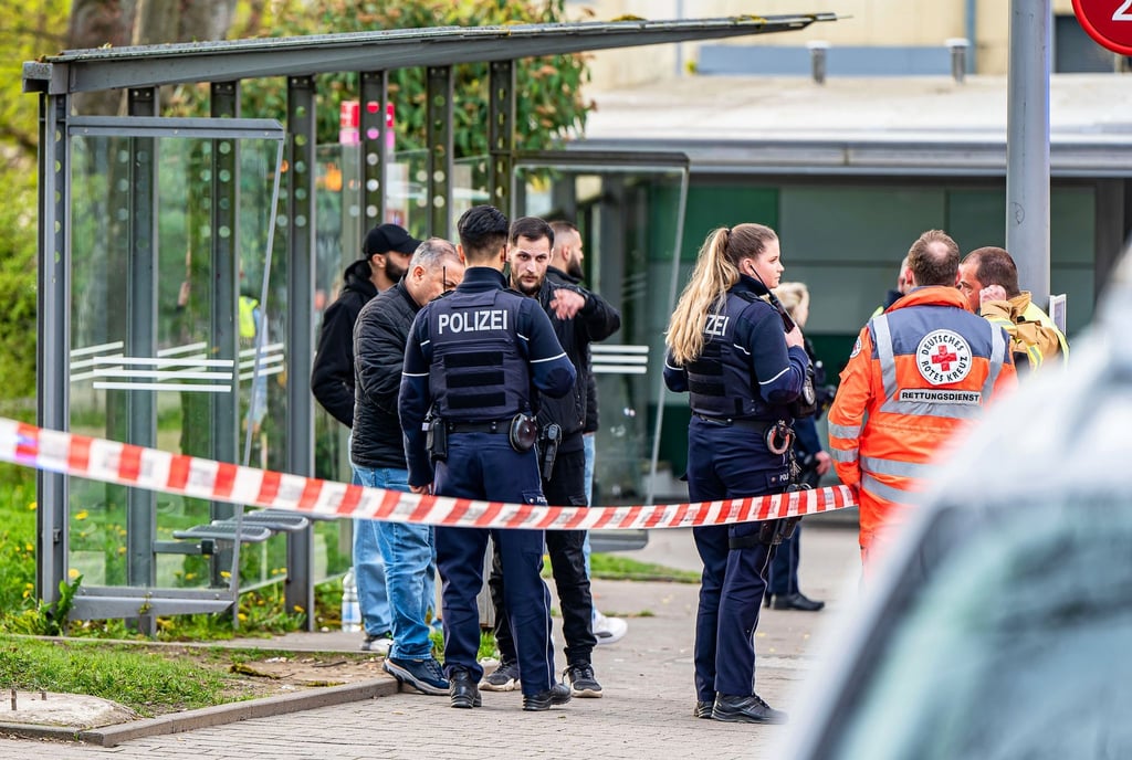 Einsatzkräfte der Polizei sicherten am 1. Mai den Tatort in Lüdenscheid.