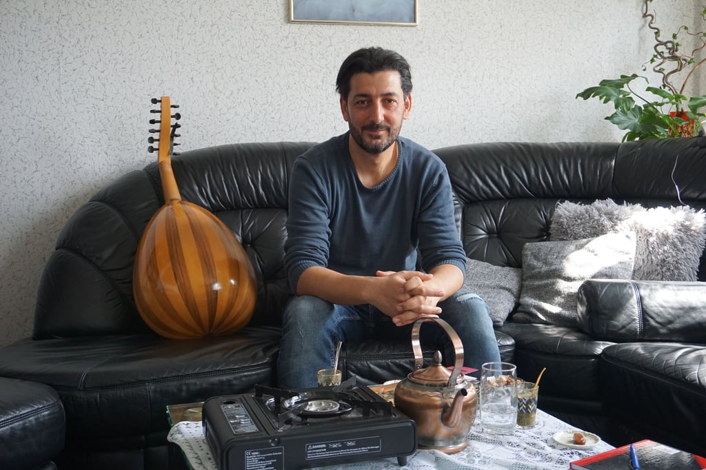 Abdullah Alqaseer ist Schriftsteller und Filmemacher aus Syrien. Seit 2016 lebt und arbeitet er in Halle.