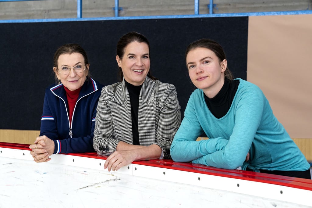 Schauspielerin Dagmar Manzel (l-r), Katarina Witt und Schauspielerin Lavinia Nowack am Set des Films „Eine Kür, die bleibt“.