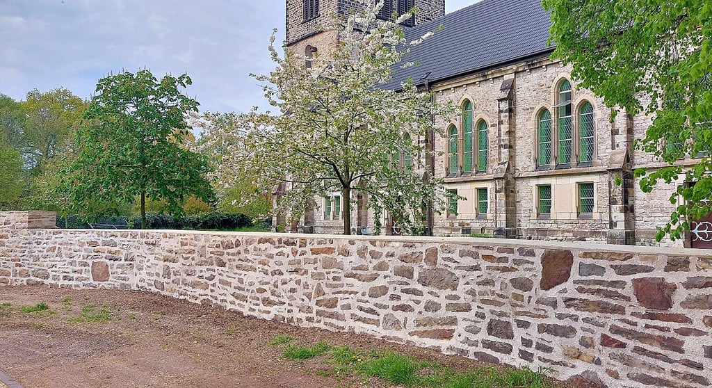 Die alte Kirchenmauer an der Nikolaikirche steht wieder.