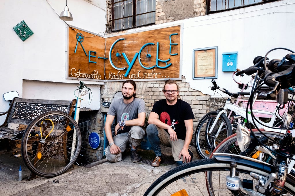 Sie erwecken Fahrräder aus sechs Jahrzehnten wieder zu neuem Leben: Tilman Brock (l.) und Besitzer Oliver Schein.