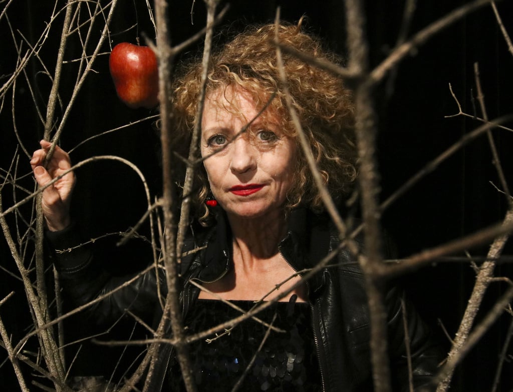 Ines Lacroix in "Dämon der Mitte" im Theater an der Angel in Magdeburg.