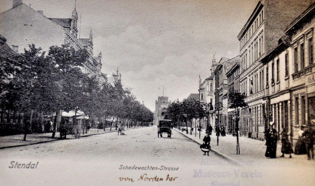 Eine alte Postkarte vom Altmärkischen Museum zeigt den Schadewachten in Stendal noch mit dem Zusatz „Straße“.