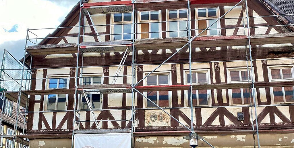 Die Fassade des Gebäudes an der Marktstraße 2 in Gardelegen ist inzwischen eingerüstet und soll gesichert werden.