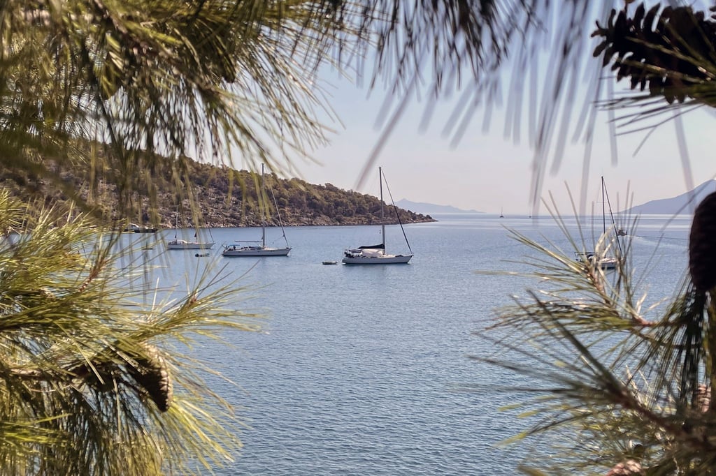 Blick vom Kirchplatz in Epidauros auf die Bucht: Der Saronische Golf ist ein beliebtes Segelrevier.