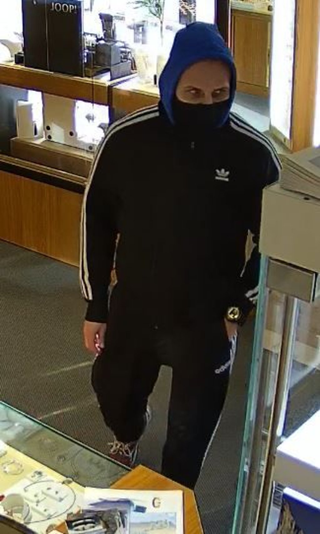 Der zweite Täter während des Überfalls.