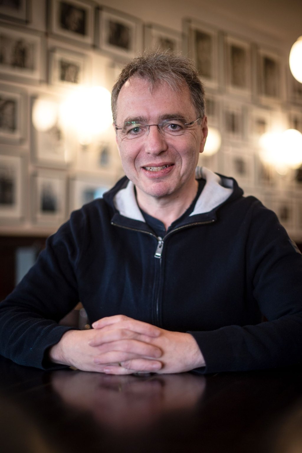 David Safier erinnert in seinem neuen Roman an das Trauma seiner jüdischen Familie und die bewegende Liebesgeschichte seiner Eltern.