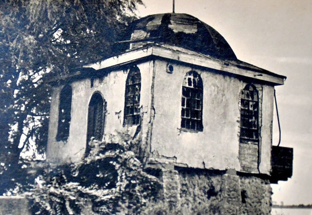 Auf dieser Postkarte ist der Seetempel samt Spuren des fortschreitenden Verfalls Ende der 1950er Jahre, also etliche Zeit nach dem Tod von Gustav Nagel, zu sehen. 