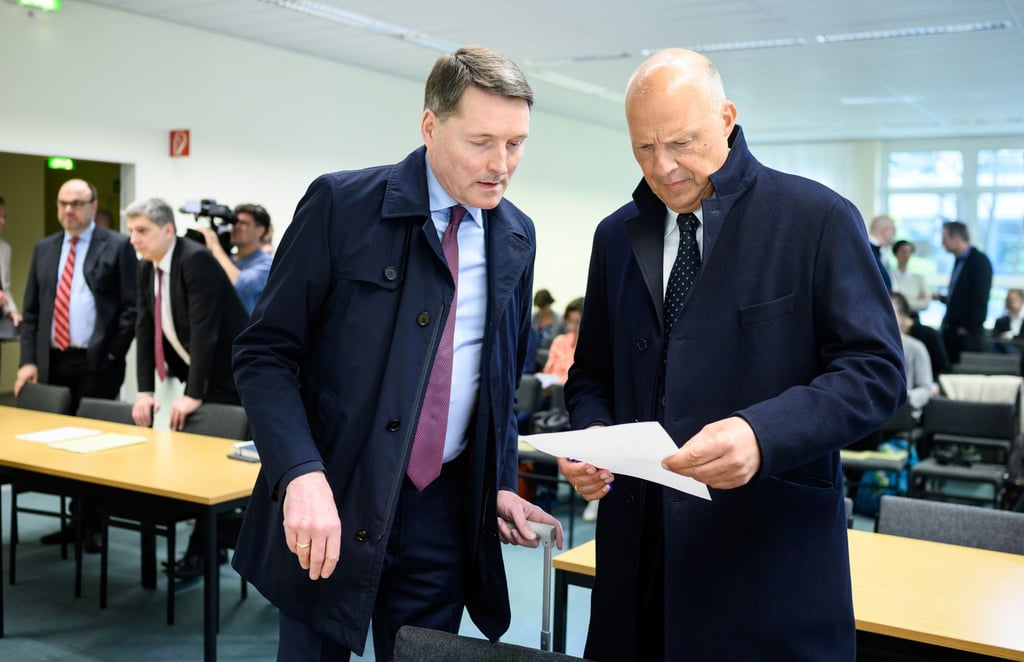 Die Anwälte Michael Nagel (r) und Ralph Heiermann bei der Verhandlung zur Klage des früheren Bundeskanzlers im Verwaltungsgericht.