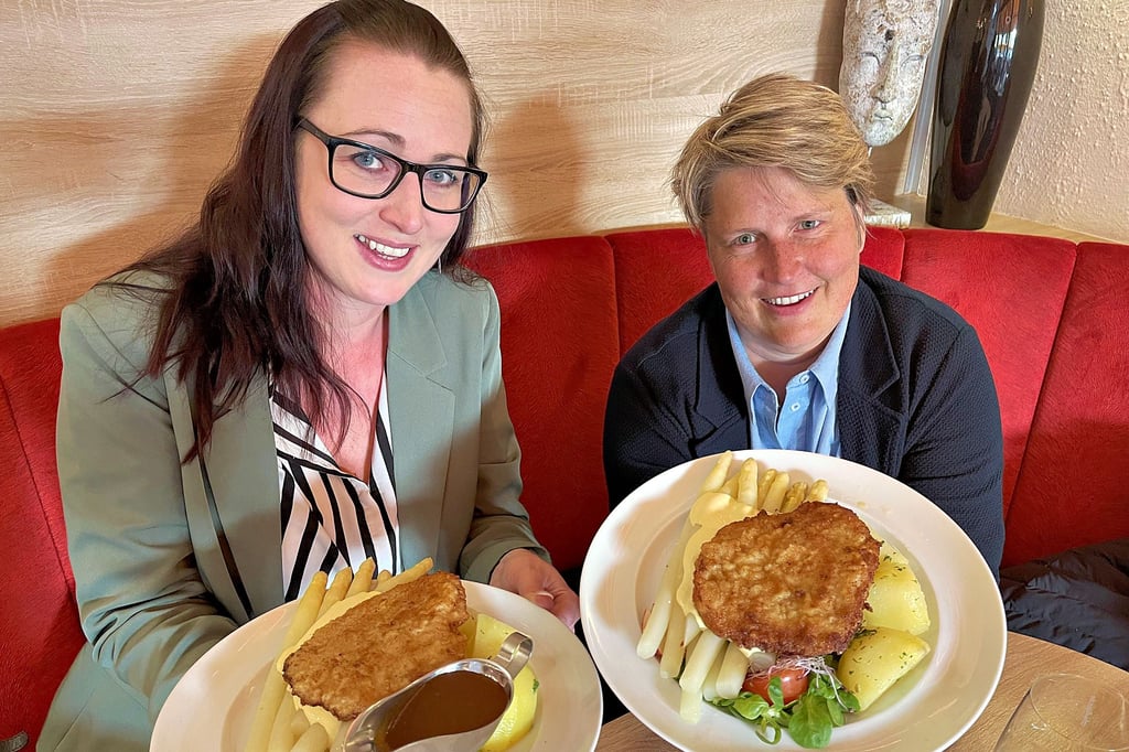 Der Klassiker: Als sich Sarah Höltge (l.) und Janine Rudolph zum Spargelessen im Flair in Magdeburg treffen, gehört für sie auch ein Schnitzel dazu. Beide sind absolute Spargelliebhaberinnen.