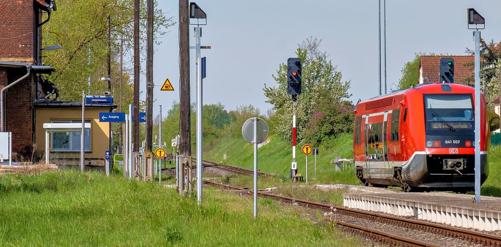 Dieser Zug auf der Strecke RB 76 von Zeitz nach Weißenfels – hier am Theißener Bahnhof – ist am Donnerstag nicht ausgefallen.
