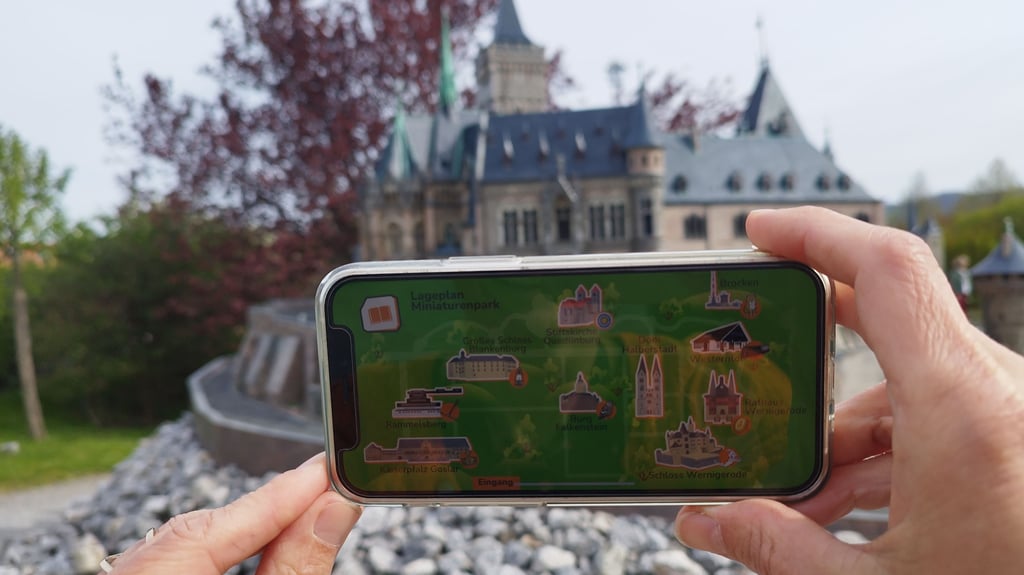 Rätsel- und Spielspaß beim Besuch des Wernigeröder Miniaturenparks verspricht eine neue App, die von einem jungen Entwicklerteam aus Wernigerode erstellt wurde. Foto: Sandra Reulecke