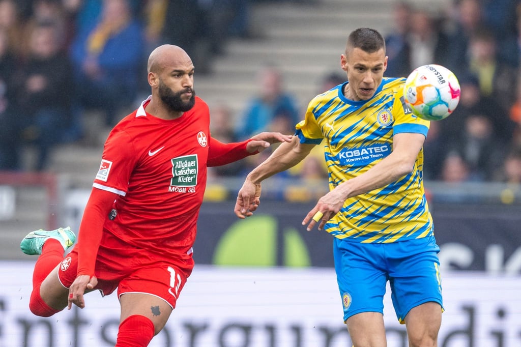 Kaiserslauterns Terrence Boyd (l) und Braunschweigs Filip Benkovic kämpfen um den Ball.