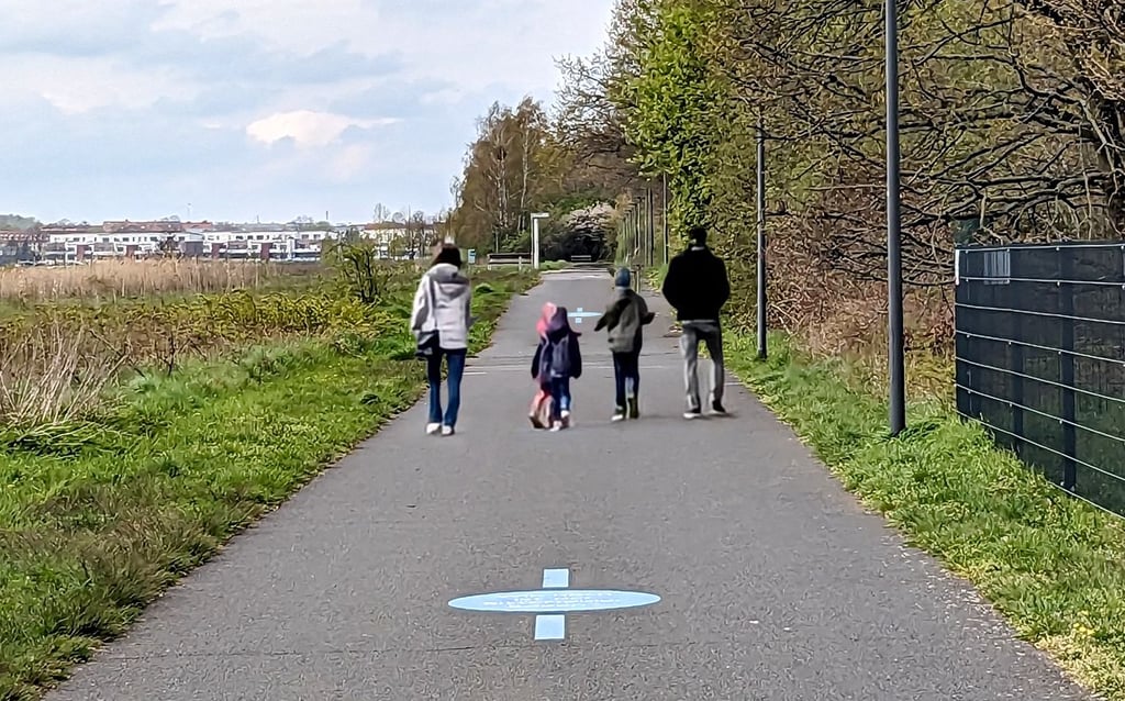 Ob die Familie den blauen Pfad wohl gerade abläuft? Die Richtung stimmt auf jeden Fall schon einmal.