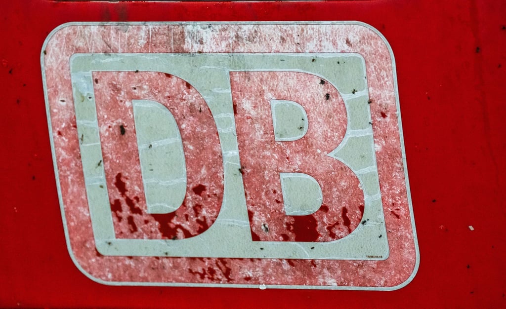 Ein ausgeblichenes Logo der Deutschen Bahn (DB) klebt auf einer Lok der Deutschen Bahn.