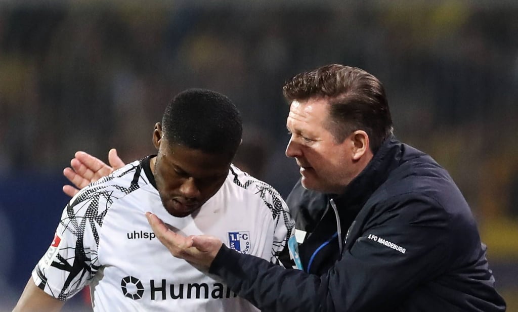 Nach der gemeinsam Zeit beim Hamburger SV sind sie beim 1. FC Magdeburg wieder vereint: Moritz Broni Kwarteng (l.) und Trainer Christian Titz.