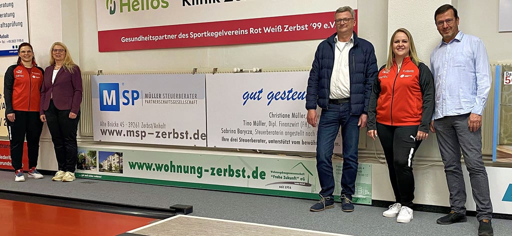 Umrahmt von den beiden zukünftigen Bundesliga-Spielerinnen Petra Böhner (l.) und Anja Heydrich (M. r.) sprach der SKV Rot Weiß Zerbst den Unterstützern Christiane Müller, MSP Müller Steuerberater Partnerschaftsgesellschaft mbB Zerbst (l.), Knuth Jacob, geschäftsführender Vorstand der Wohnungsbaugenossenschaft „Frohe Zukunft“ e. G. und Tilo Feldmann, Architekturbüro Feldmann (r.), seinen Dank aus.