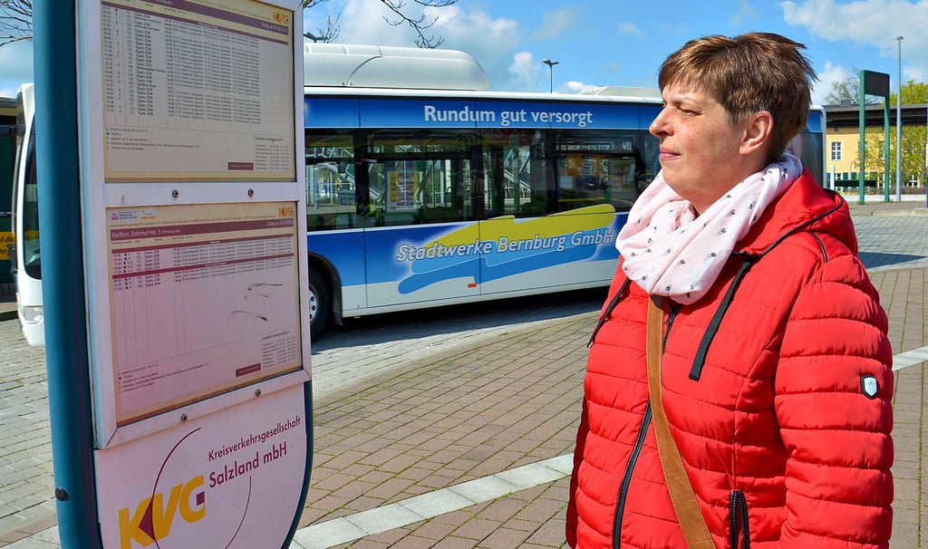 Jaqueline Köpke arbeitet in der Pflege und würde gern auch mal die 6-Uhr-Frühschicht übernehmen. Der KVG-Fahrplan gibt ab ihrem Wohnort Wolmirsleben aber die erste Busfahrt 6.11 Uhr her.