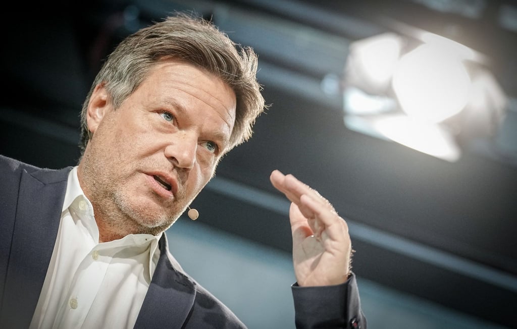 Bundeswirtschaftsminister Robert Habeck (Bündnis 90/Die Grünen) will mit milliardenschweren Hilfen den Industriestrompreis senken.