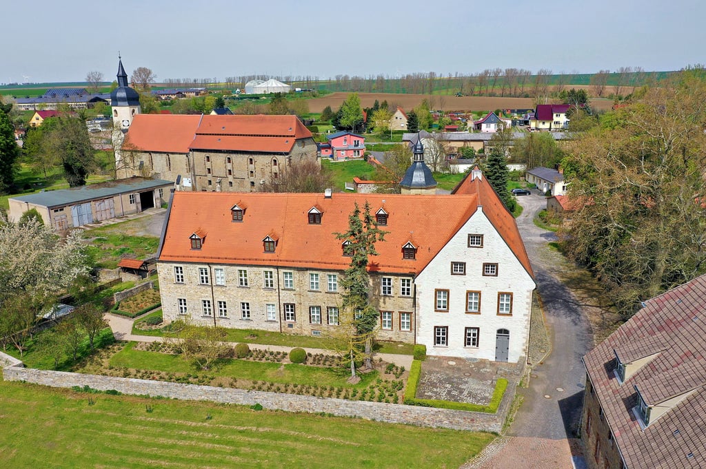 Das Novalis-Museum Schloss Oberwiederstedt mit der Taufkirche und dem Kornspeicher im Hintergrund und dem Inspektorhaus rechts unten.