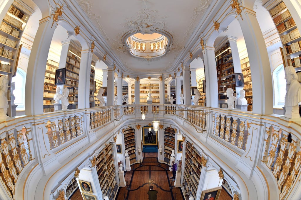 Besucher besichtigen den Rokokosaal der Herzogin Anna Amalia Bibliothek.