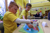 Die Grünen wollen Sachsen-Anhalts Schulsystem umbauen - hier Drittklässler an der Montessori-Grundschule Aschersleben.