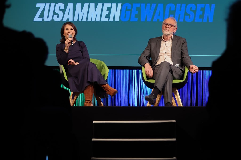 Grünen-Außenministerin Annalena Baerbock und Parteikollege Lukas Beckmann feiern mit den Grünen 30 Jahre parteilichen Zusammenschluss.