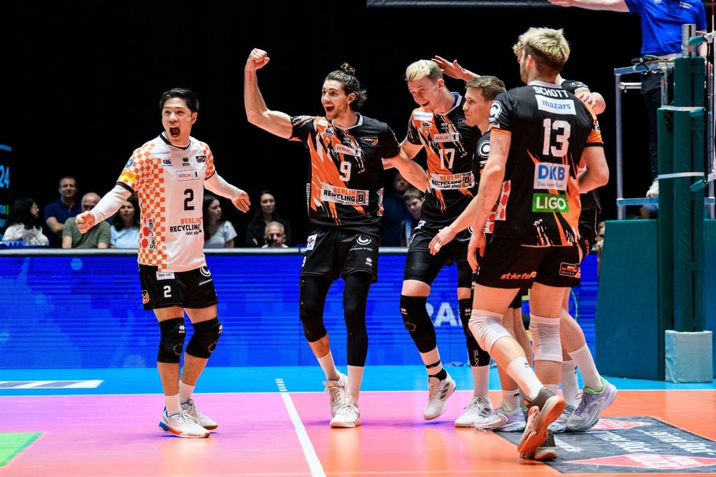 Berlins Spieler Satoshi Tsuiki (l-r), Timothee Carle, Marek Sotola und Ruben Schott jubeln nach dem Spiel.