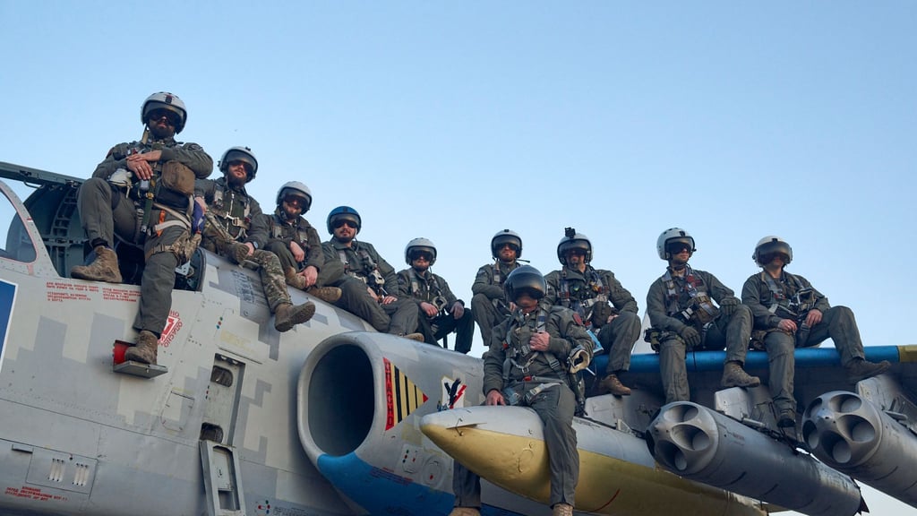 Piloten der ukrainischen Luftwaffe sitzen auf einem Bodenkampfflugzeug in der Ostukraine.