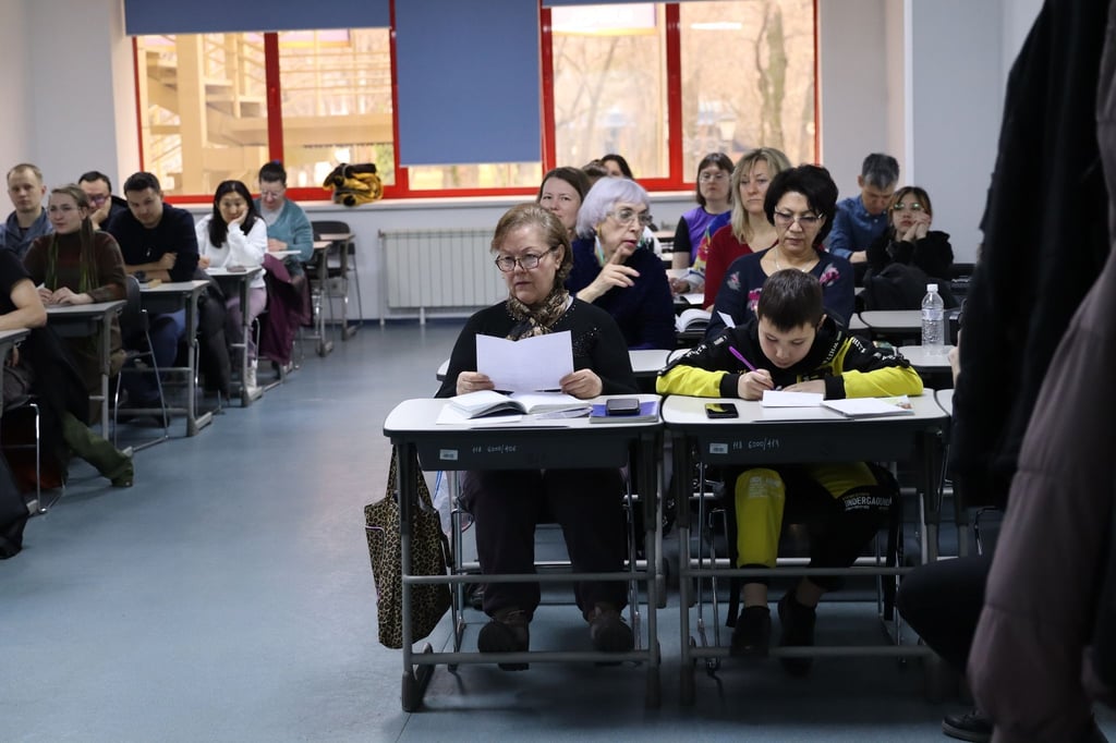 Menschen nehmen an einem Kasachisch-Sprachkurs in der Stadt Almaty teil.