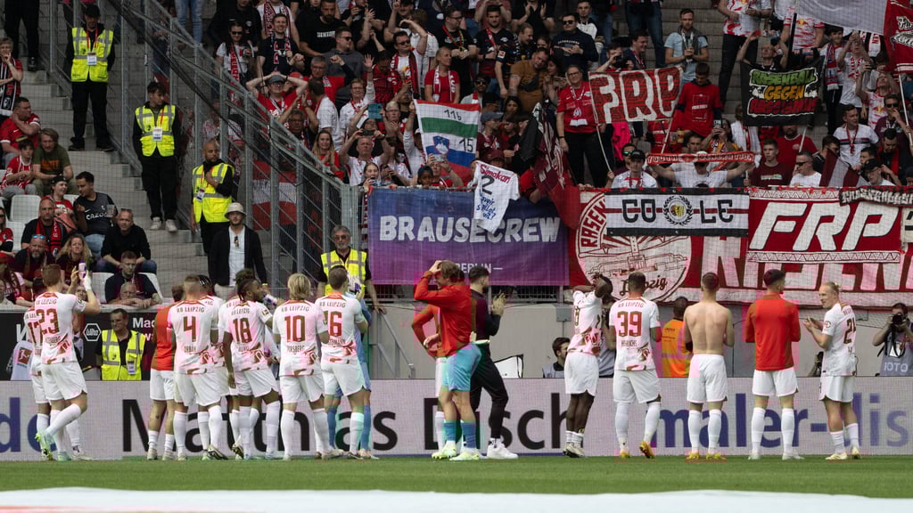 Feierte mit seinen Fans den wichtigen Liga-Sieg im Breisgau: der Kader von RB Leipzig