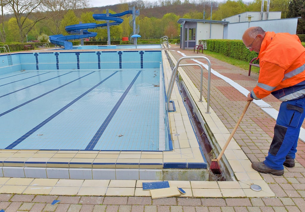 Hausmeister Andreas Naumann bei den Vorbereitungen im Freibad Hettstedt. Am 20. Mai soll die Saison im Bad starten.
