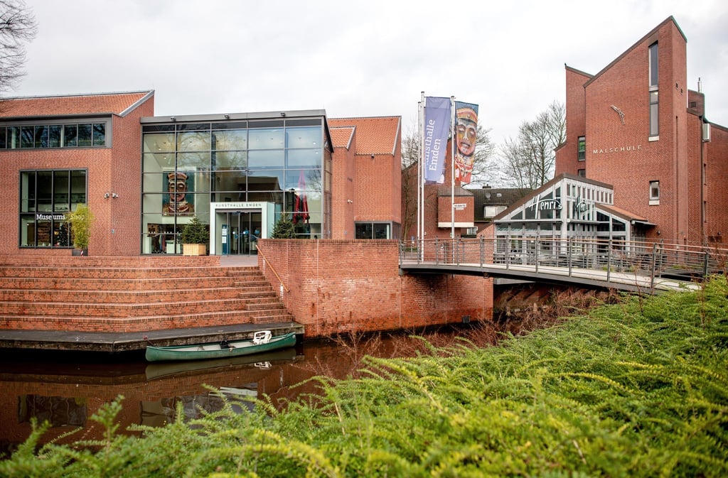 Der gläserne Eingang zur Kunsthalle Emden.