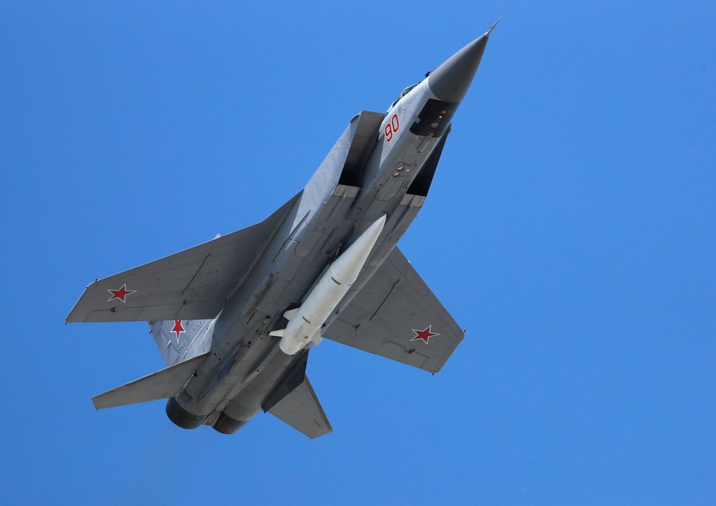 Ein Mikoyan MiG-31 Abfangjäger der russischen Luftwaffe fliegt bei der russischen Militärparade zum Tag des Sieges beladen mit einer ballistischen Luft-Boden-Rakete „Kinschal“ (Kh-47M2 Kinzhal).